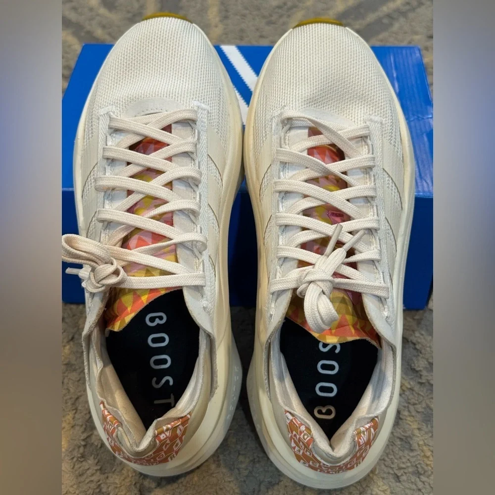 ✨Women's Sz 8 Adidas Avryn_X adidas boost Cloud White Gold Running Shoes - Picture 3 of 5